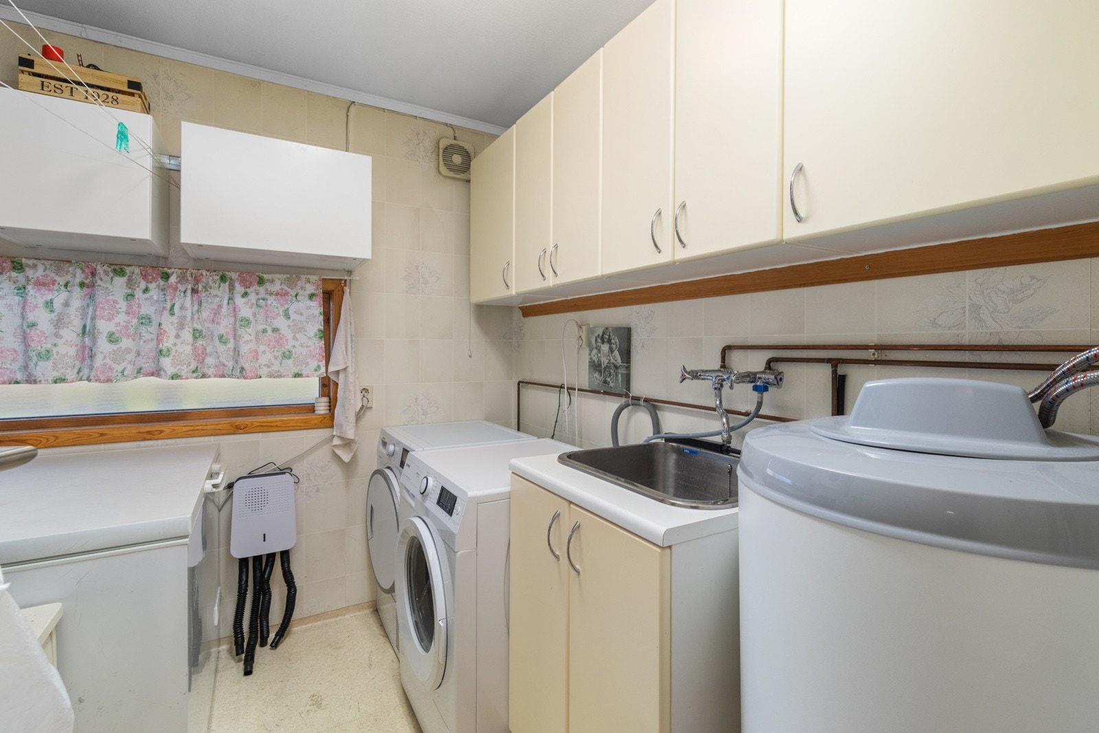 Vaskerommet er praktisk adskilt fra badet. Vaskerommet har varme i gulv og er utstyrt med, varmtvannsbereder, skyllekar og opplegg til vaskemaskin. Galleribilde