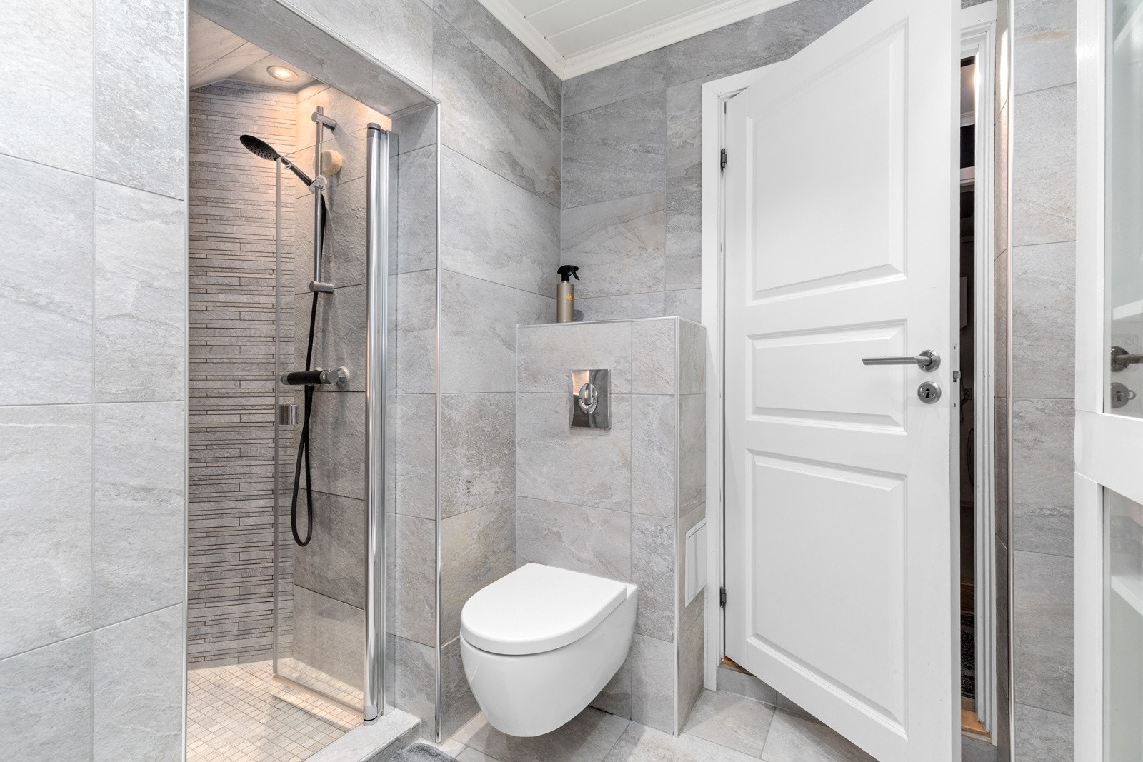 Badet er flislagt med store og moderne fliser og har varme i gulv. Galleribilde