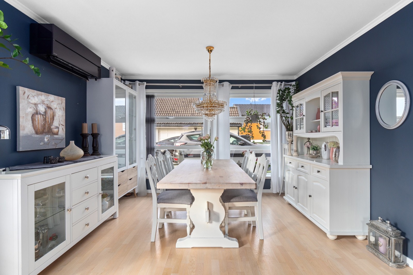 I stuen er det også montert varmepumpe, denne sammen med peisen på kjøkkenet sikrer et godt inneklima året rundt. Galleribilde