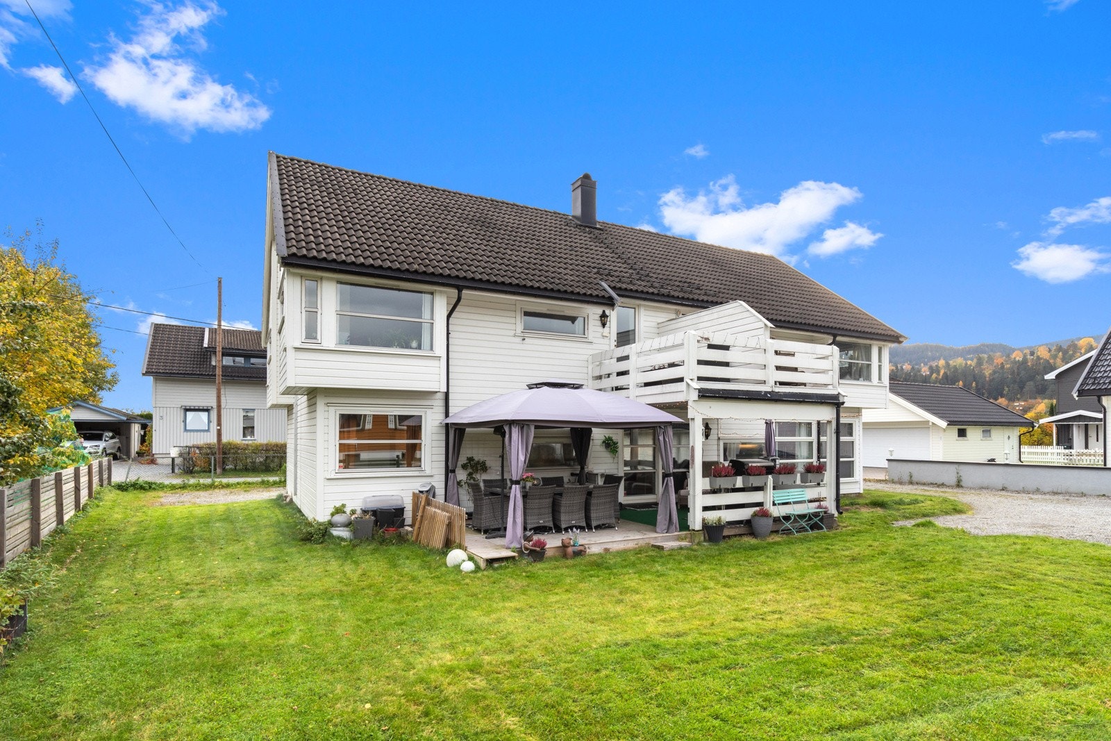 Boligen har tilgang til felles hage. Galleribilde