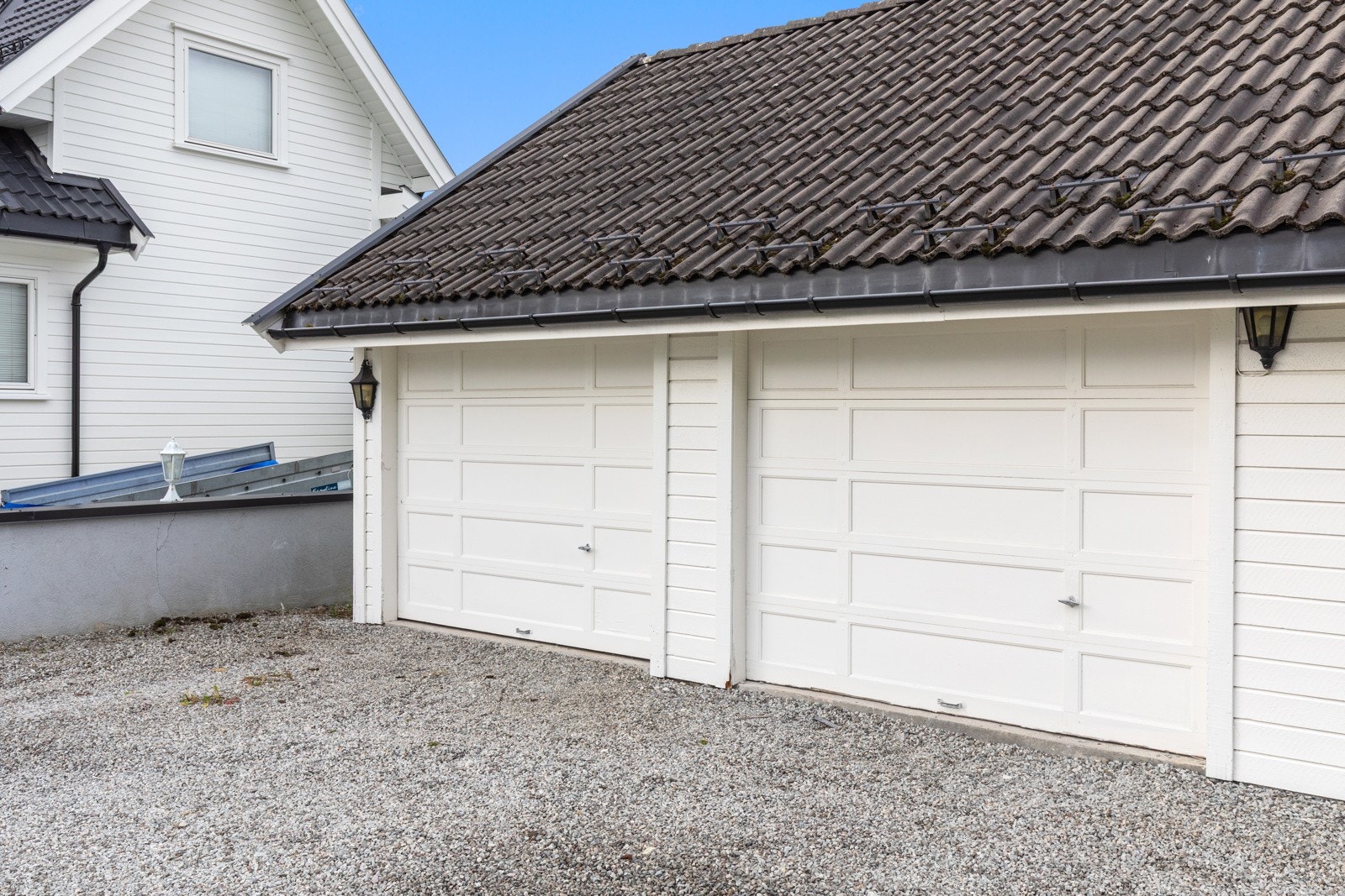 Med boligen medfølger det egen garasje med hems. Galleribilde