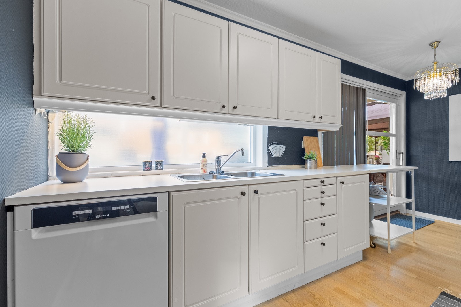 Kjøkkenet har innredning med pene profilerte fronter. Galleribilde