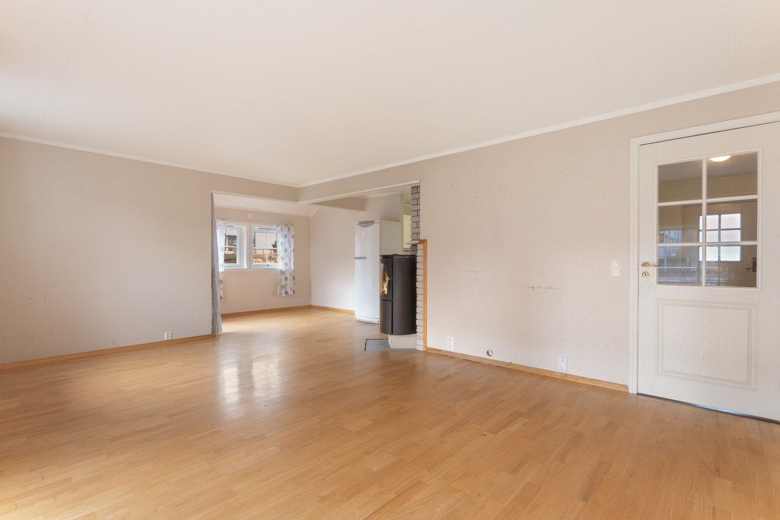 Stuen er av god størrelse og lett å innrede i flere soner. Galleribilde