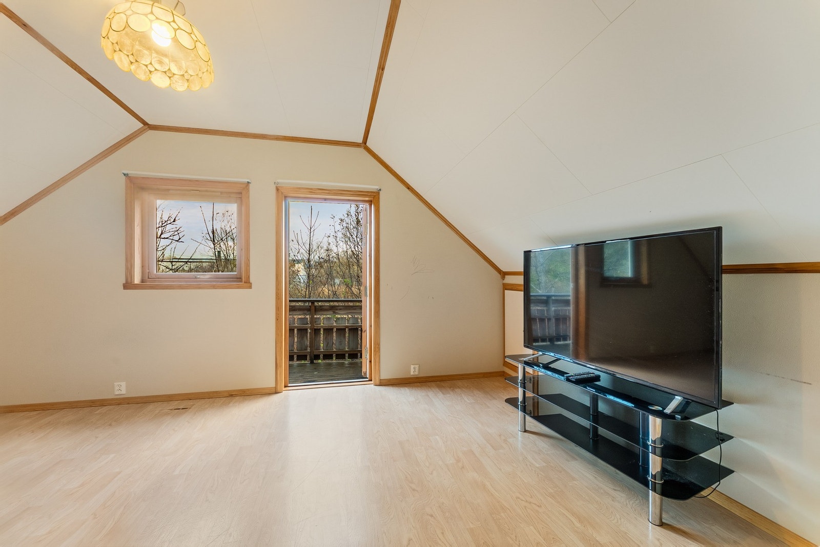 Det første soverommet i 2. etasjen fungerer også bra som en ekstra TV-stue for å ha en plass å trekke seg tilbake. Galleribilde