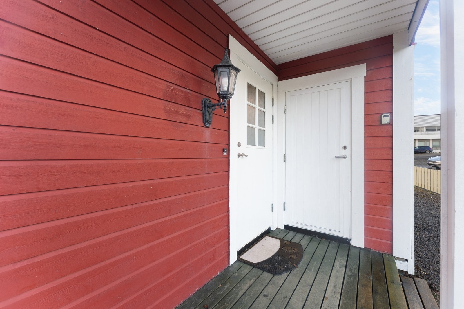 Du møtes av et overbygd inngangsparti. Galleribilde