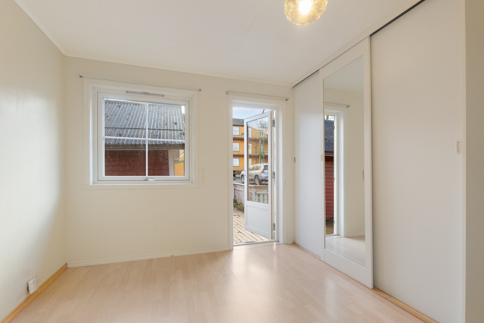 Dette soverommet er utstyrt med garderobeløsning og har egen utgang til terrasse. Galleribilde