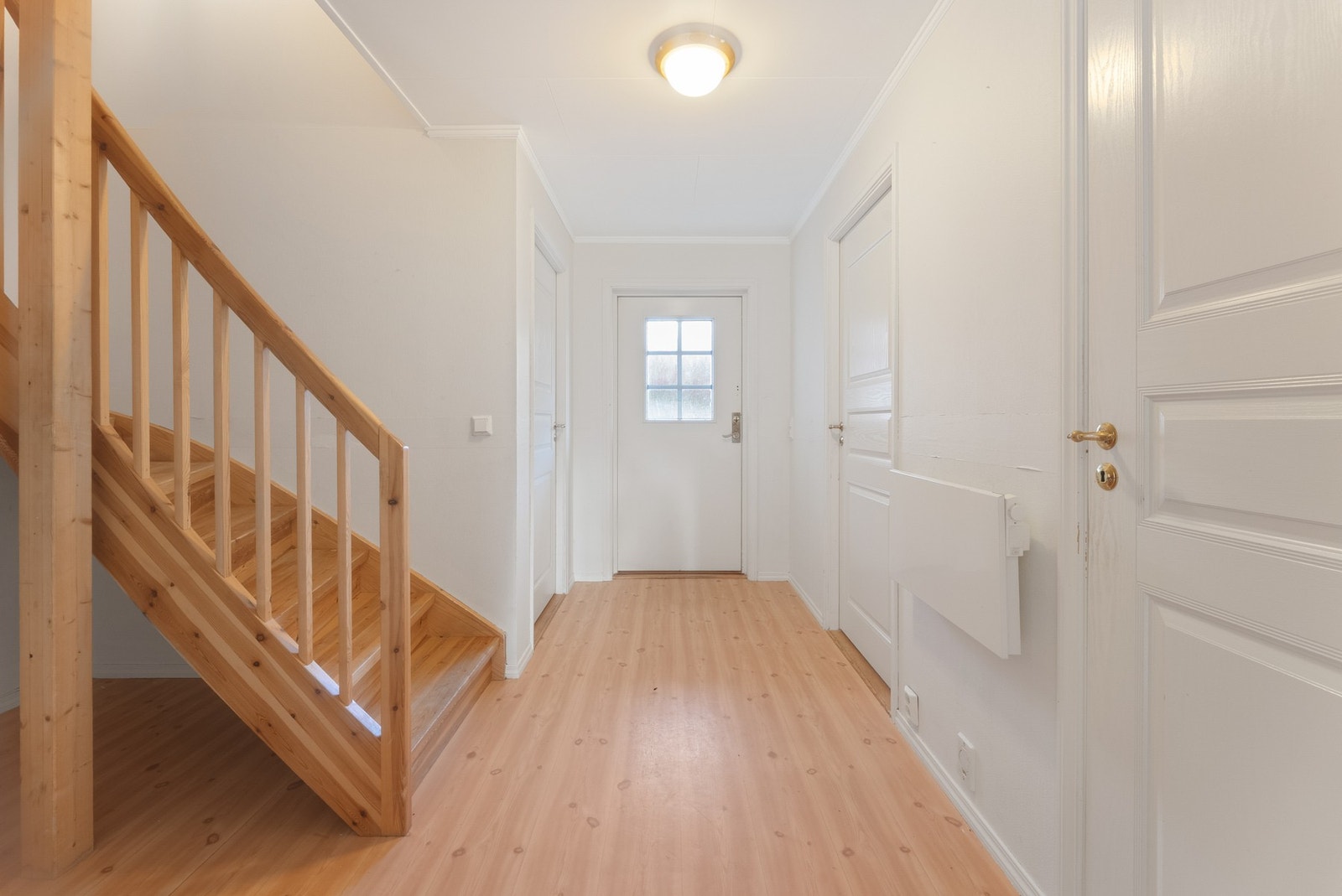 Fra gangen i 1. etasje kommer vi oss videre opp i boligen. Galleribilde