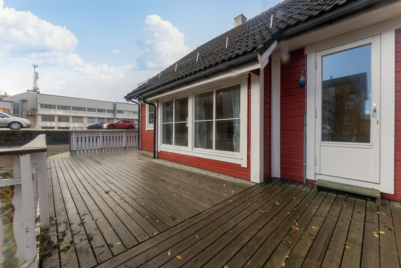 Terrassen strekker seg rundt store deler av boligen. Galleribilde