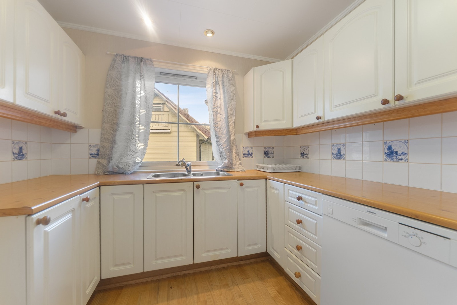 Videre kommer vi til kjøkkenet som har godt med lagringsplass i skuffer og skap. Galleribilde