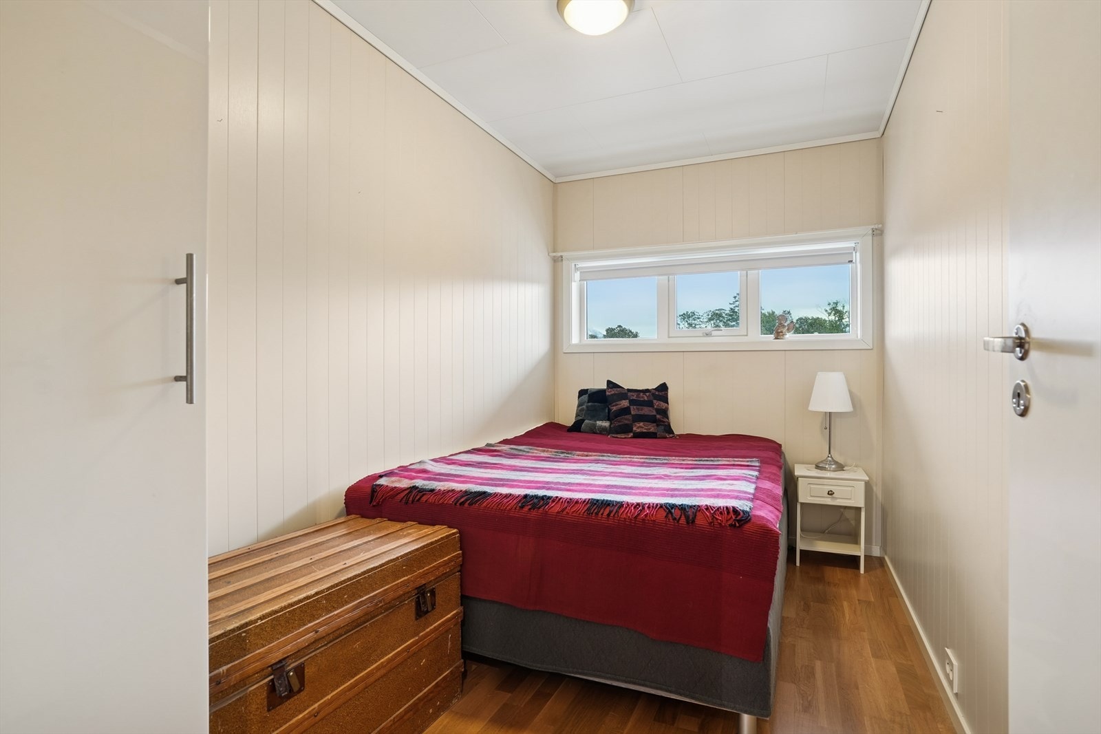 Boligens andre soverom har godt med plass til både dobbeltseng og garderobeskap. Galleribilde