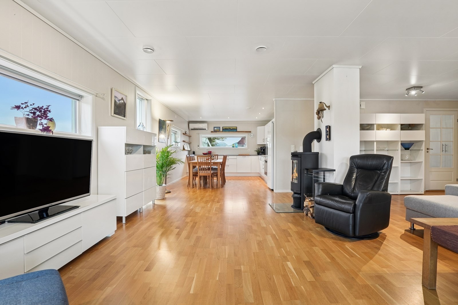 Naturlig skille mellom stue og kjøkken som gir flere soner i boligen. Galleribilde