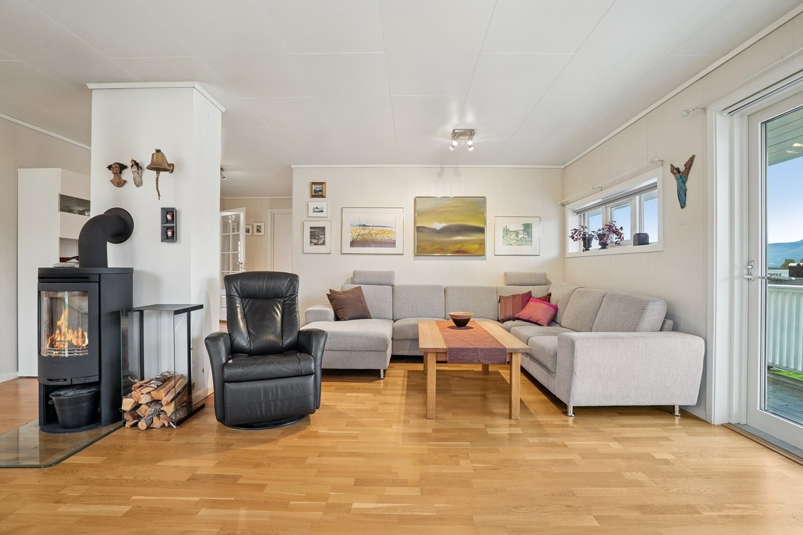 Rommet har nøytrale overflater som gjør det enkelt å supplere med egne møbler. Galleribilde