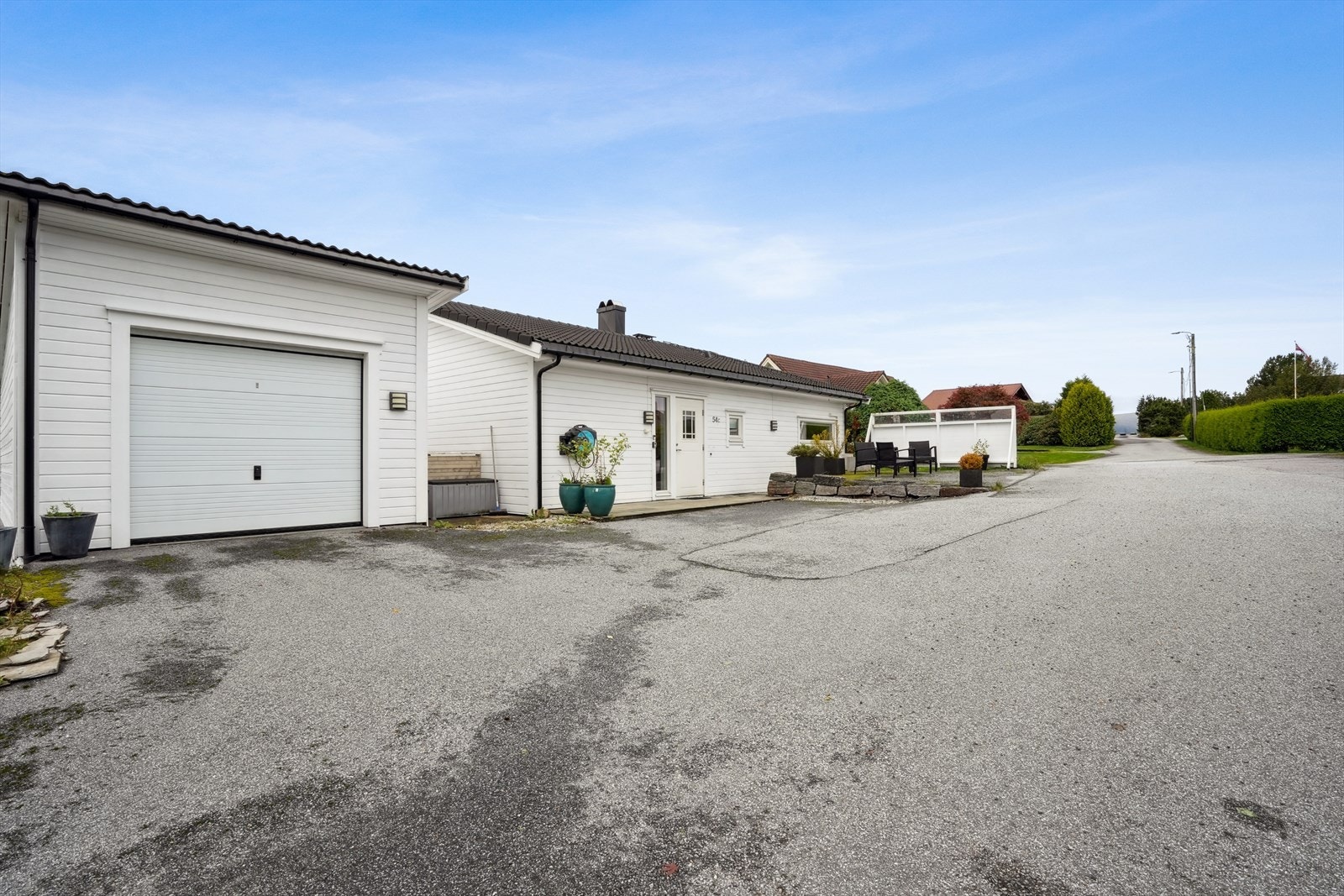 Utvendig er det gode parkeringsmuligheter i garasje og foran boligen. Galleribilde