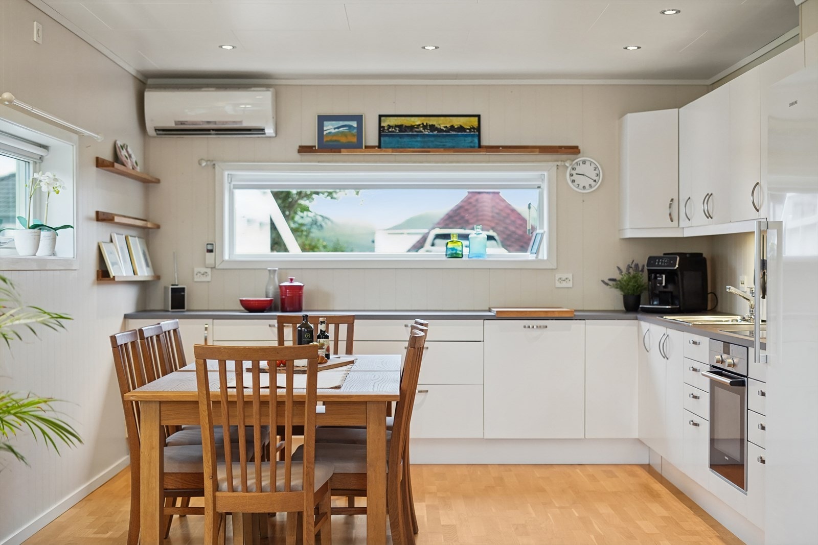 Stort vindu som gir godt med naturlig lysinnslipp. Galleribilde