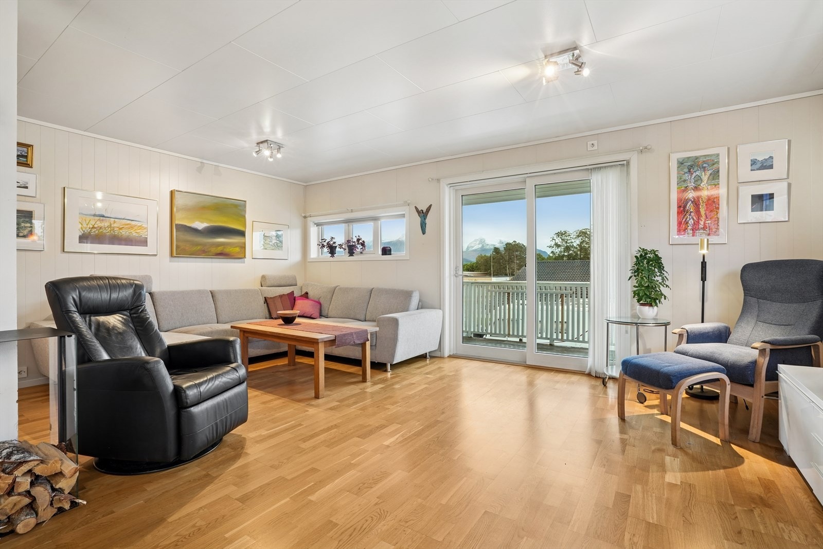 Stue av god størrelse med utgang til balkong. Galleribilde