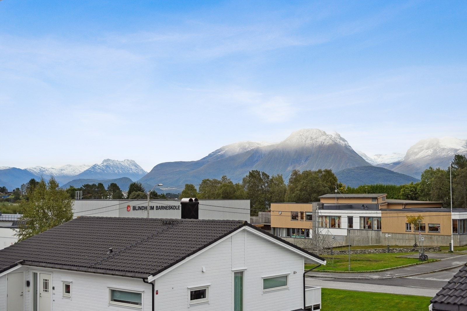 Gangavstand til Blindheim barneskole. Velkommen til visning. Galleribilde