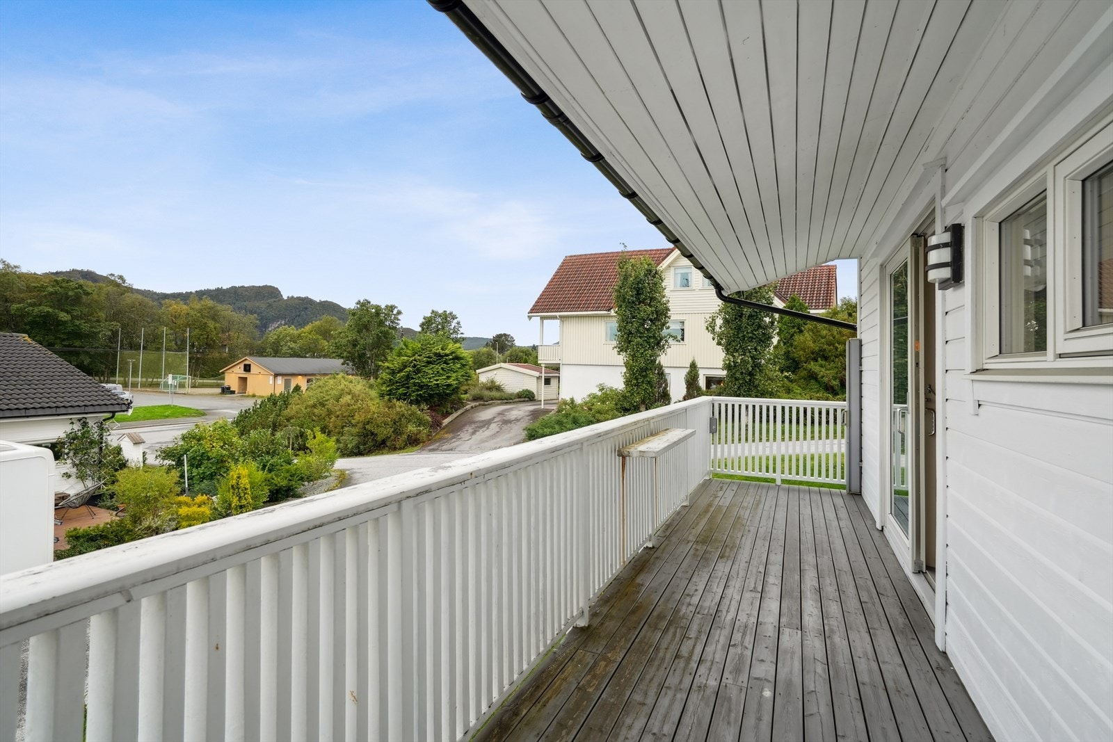 Veranda på 14m2 med utgang fra stue og nydelig utsikt Galleribilde