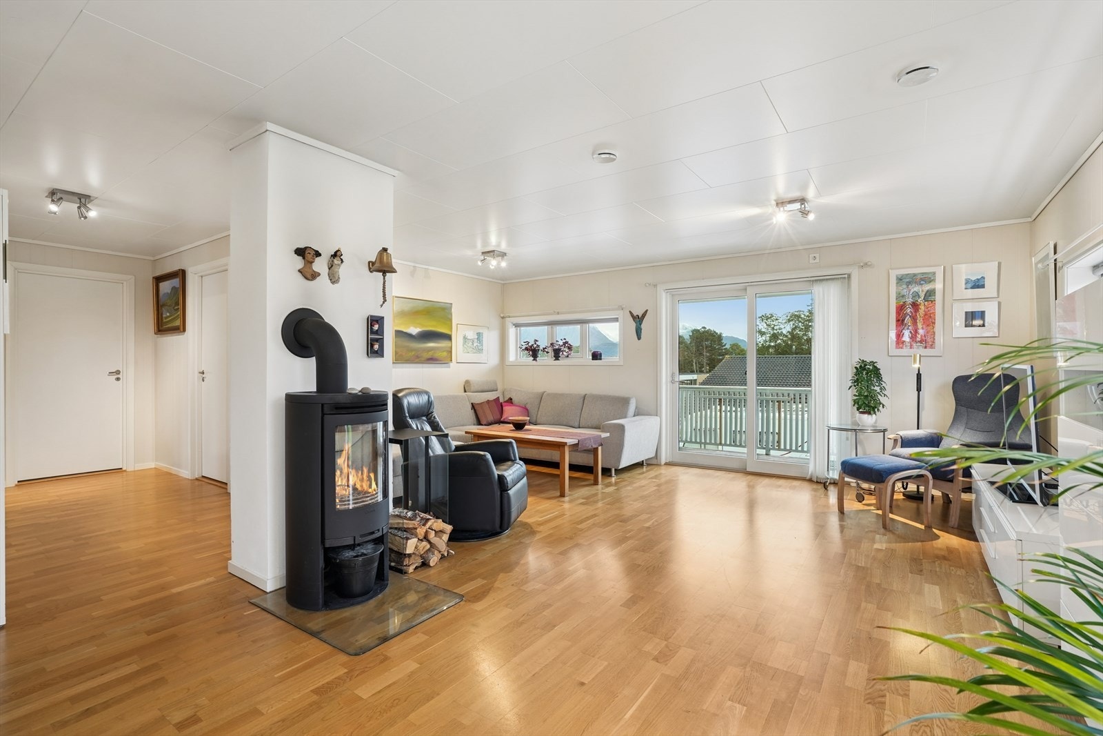 I mellom kjøkkenet og stuen er det en lun og fin vedovn som gir godt med varme når temperaturen synker. Galleribilde