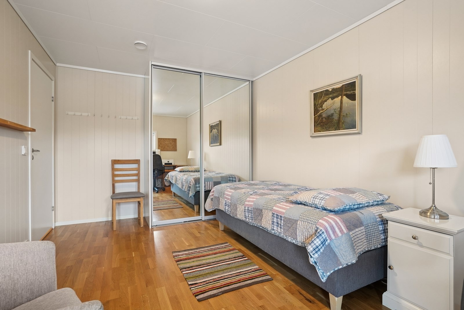 Hovedsoverommet er av god størrelse og er utstyrt med skyvedørsgarderobe. Galleribilde