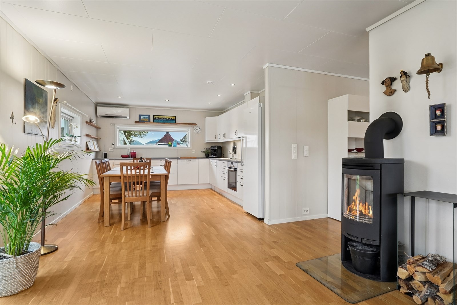 Kjøkkenet er oppført i en funksjonell L-form med god arbeidsflyt og skapplass. Galleribilde