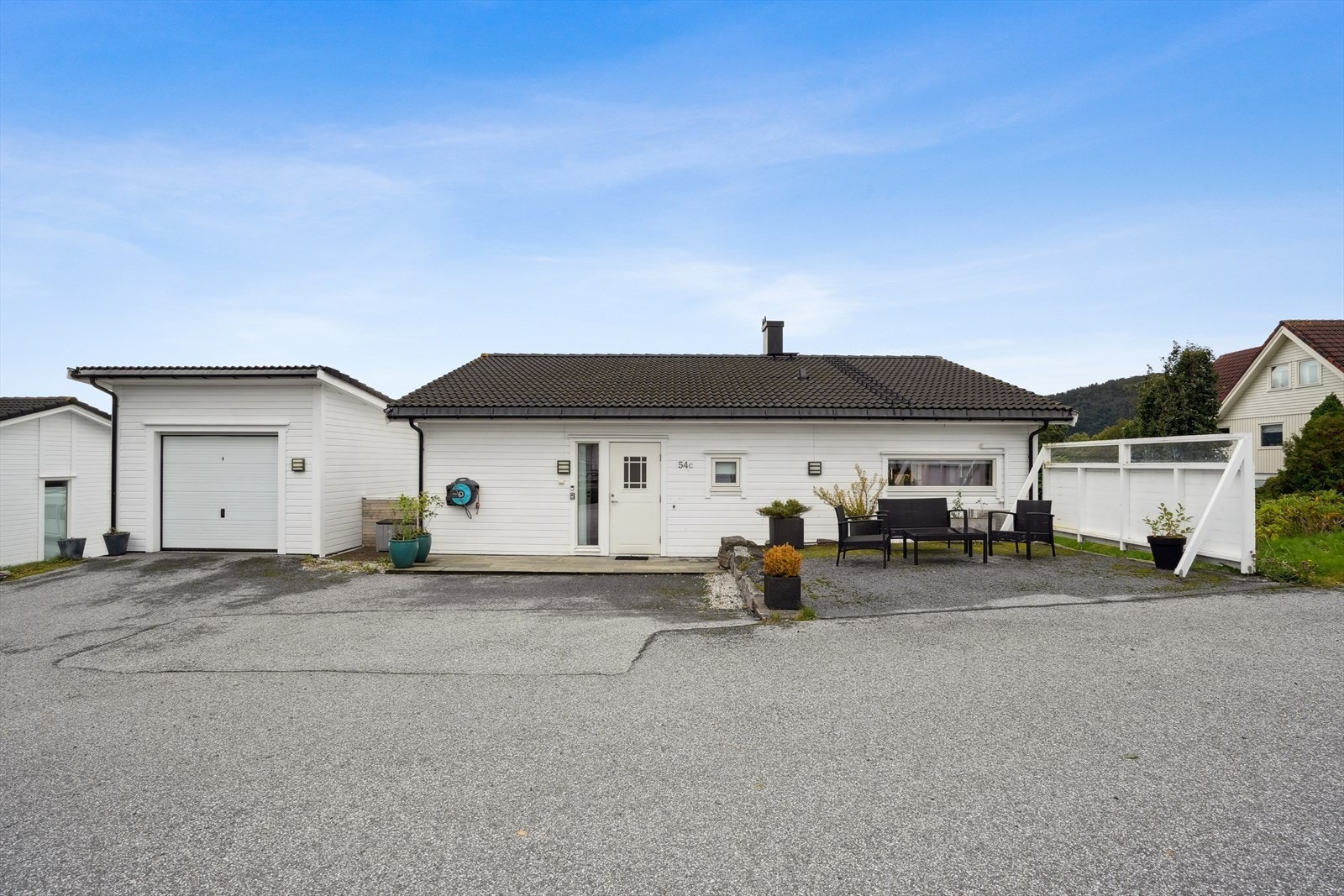 Ved boligens inngangsparti er det god plass til ønskede utemøbler. Galleribilde