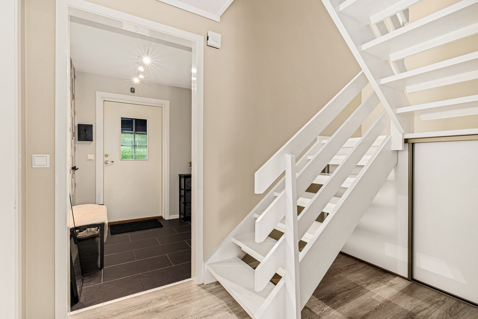 Ekstra lagringsplass under trappen Galleribilde