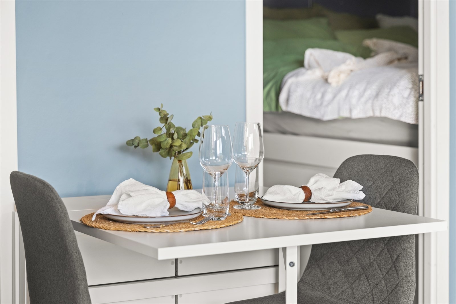 Leiligheten har en rekke smarte møbleringsløsninger Galleribilde