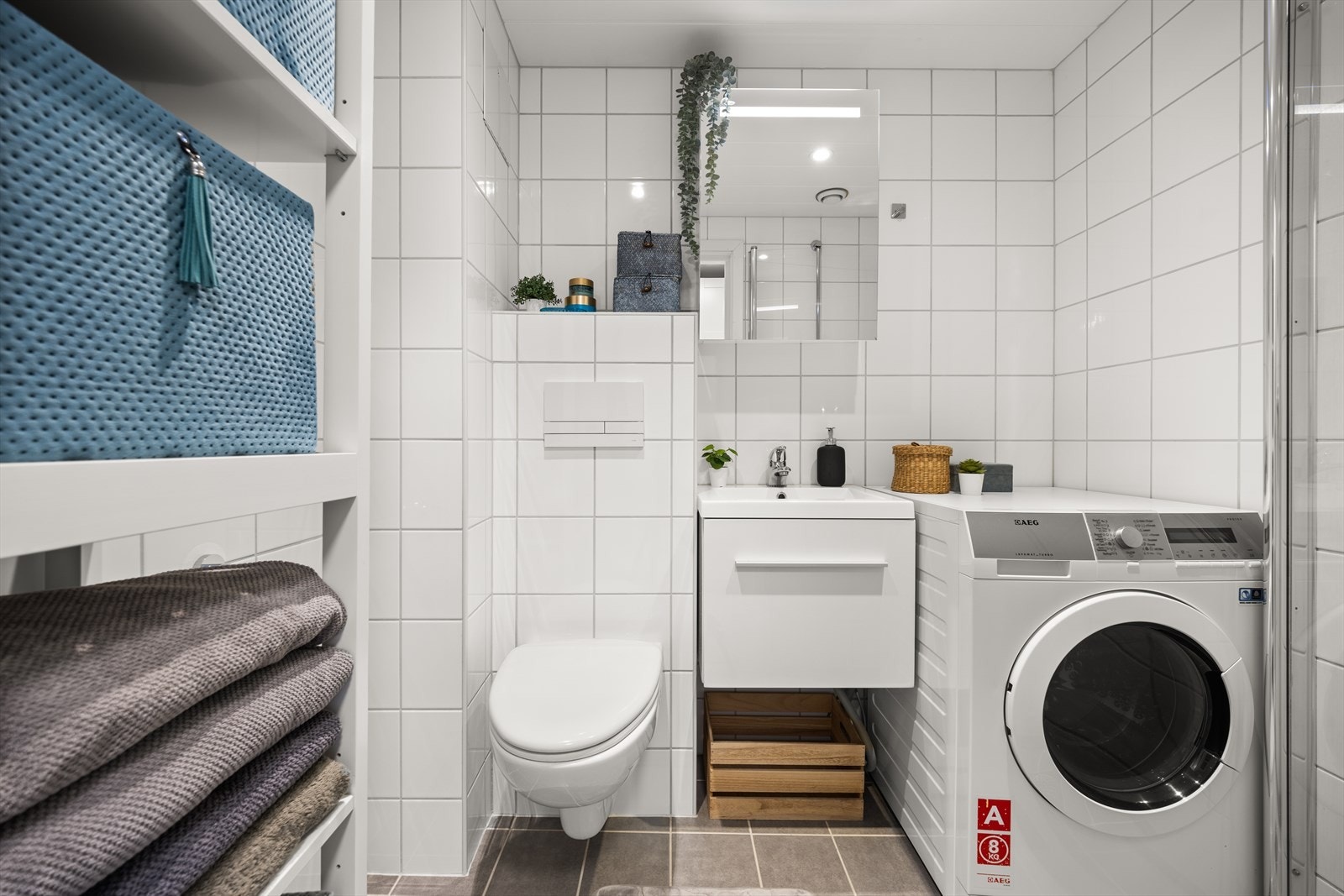 Leiligheten har et fint og praktisk bad fra 2014, totalrenovert i regi av borettslaget samtidig som vann- og avløpsrør ble tatt Galleribilde