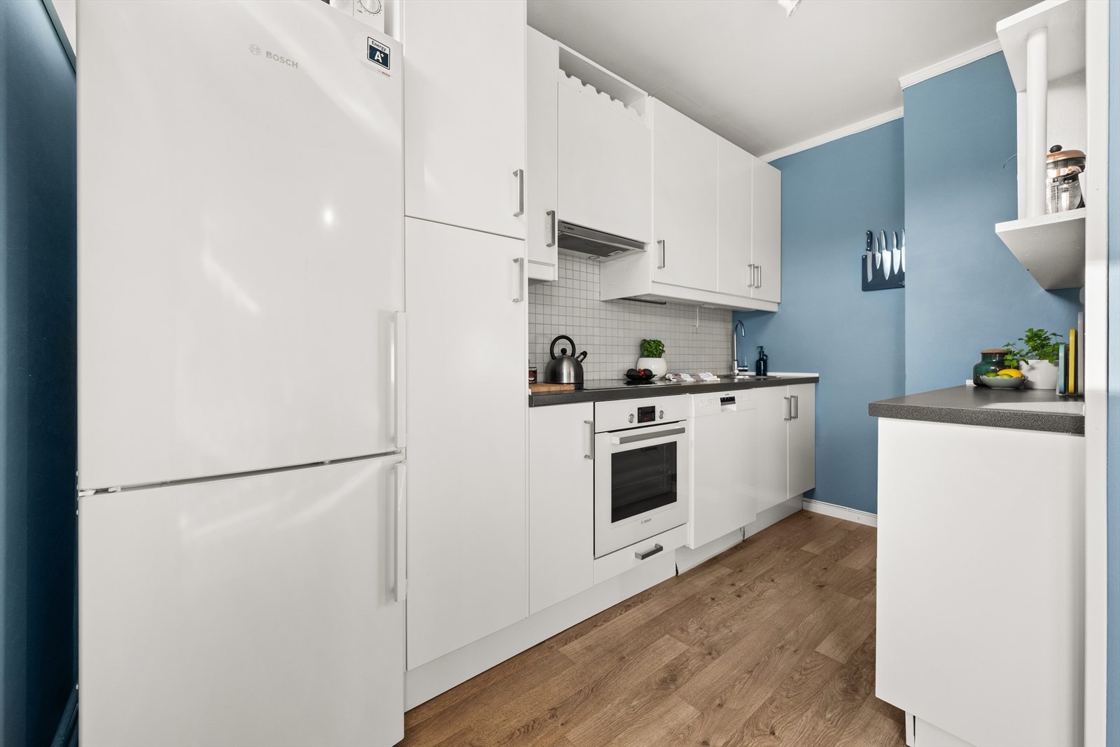 Samtlige av hvitevarene i leiligheten, inkludert vaskemaskin på bad, medfølger salget Galleribilde