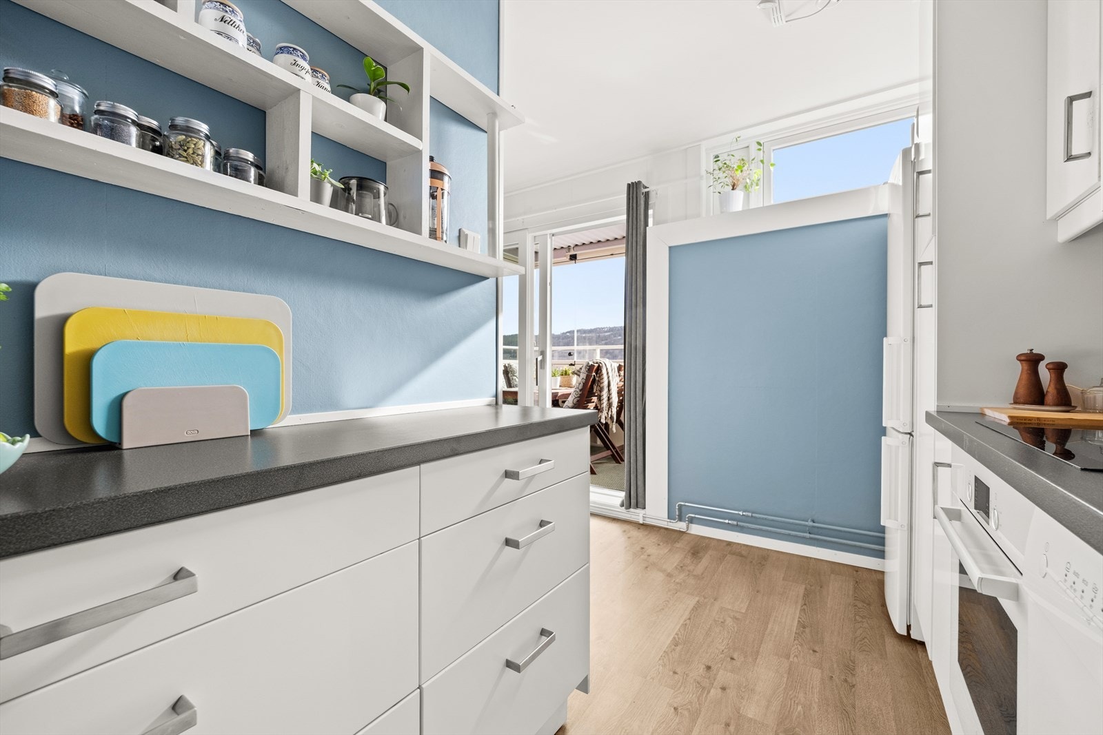 Leiligheten har et praktisk kjøkken med glatte fronter Galleribilde