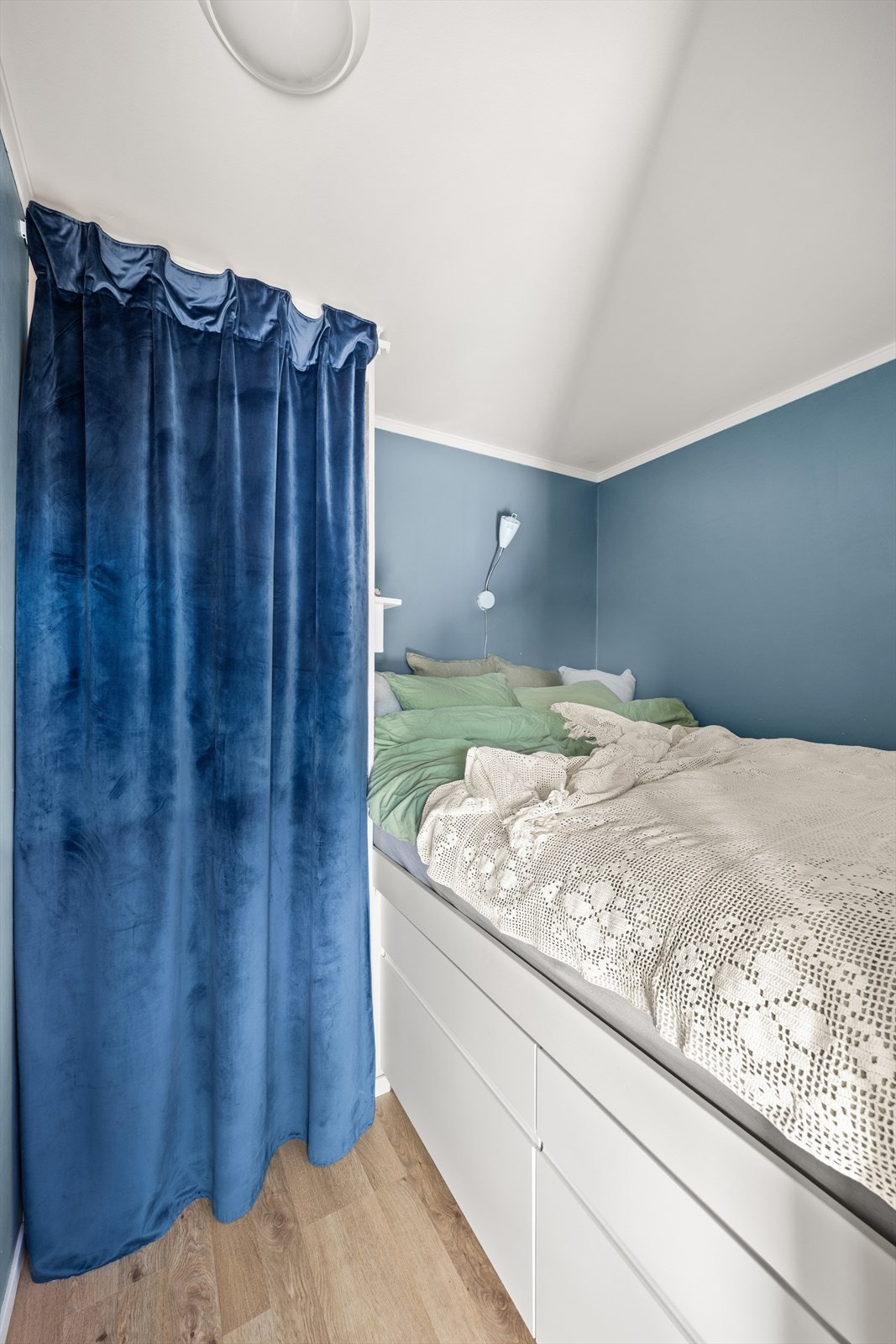 Sovealkove med plassbygget seng med lagring Galleribilde