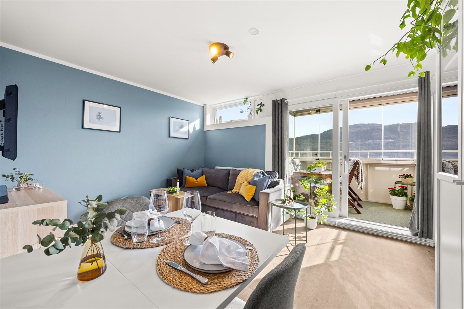 Fra stuen er det utgang til en meget hyggelig innglasset balkong Galleribilde