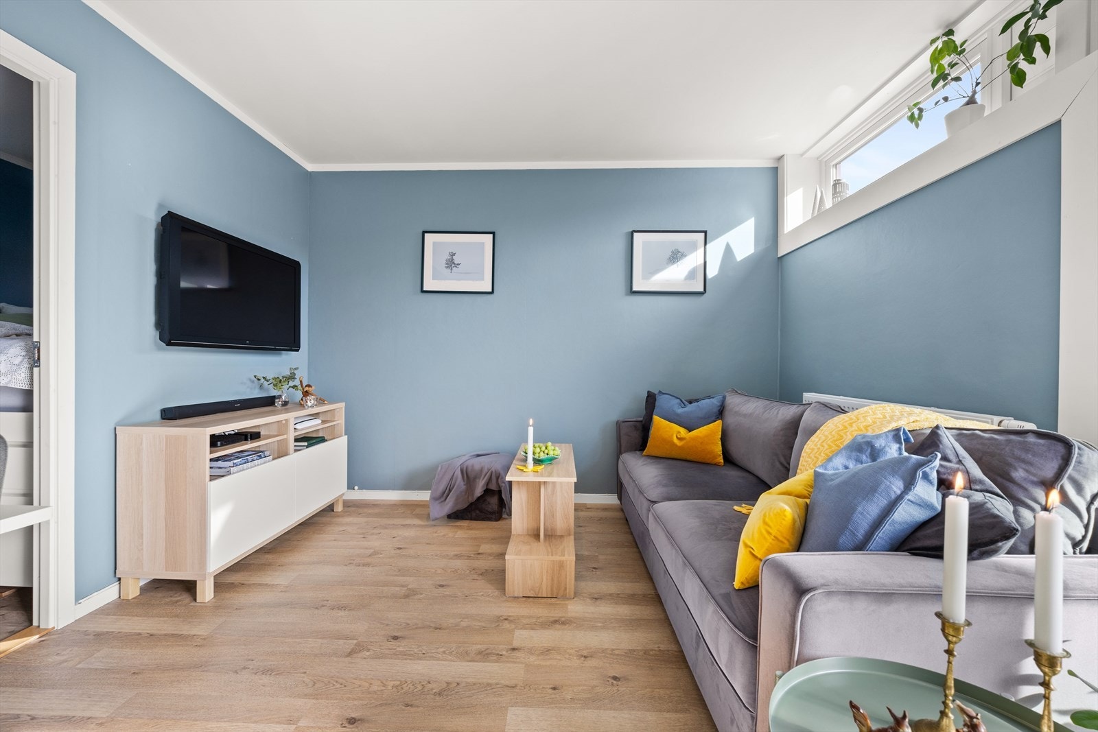 Inn fra entré kommer man inn til en fin stue med sovealkove Galleribilde