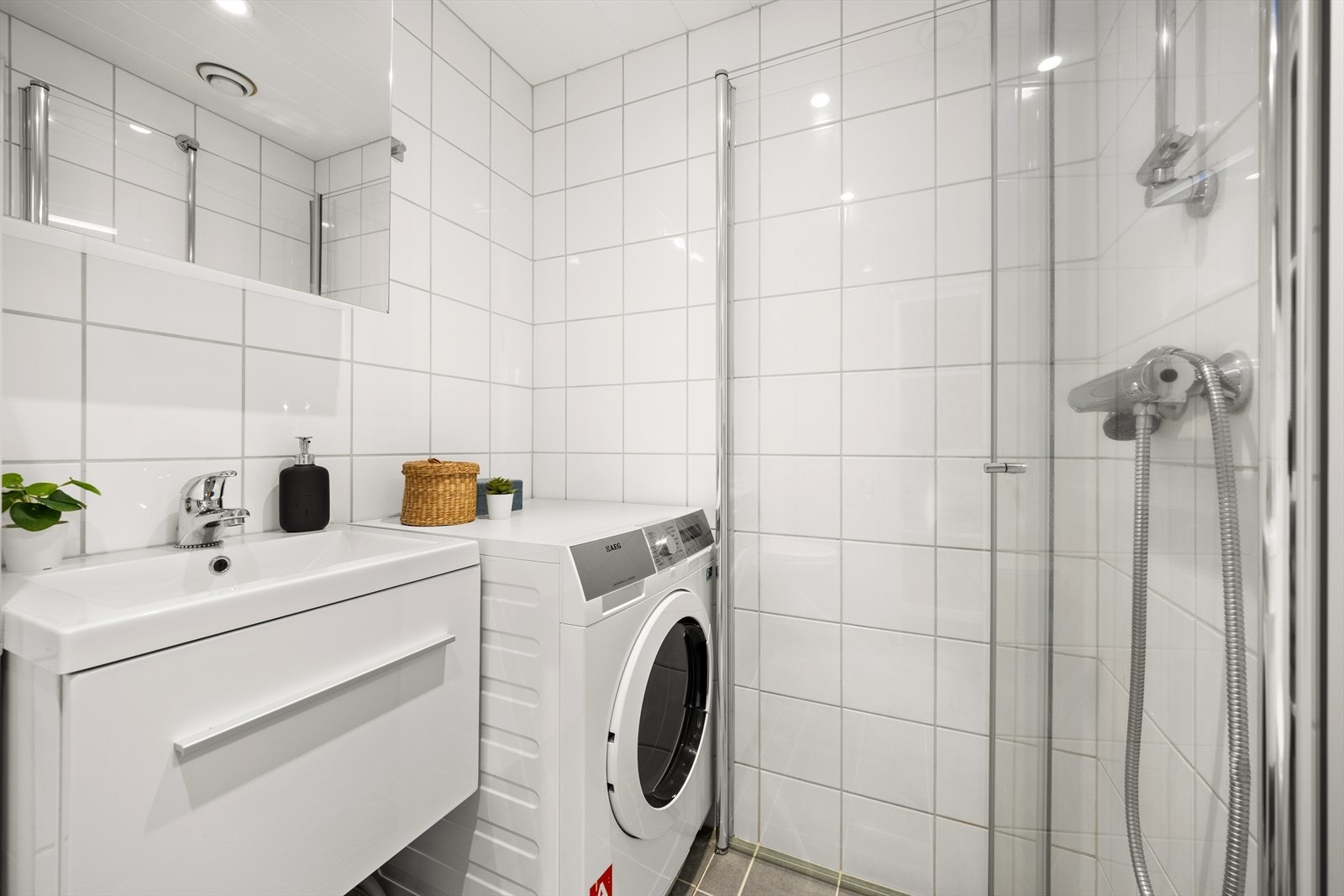 Badet har elektriske varmekabler på gulv og downlights i tak Galleribilde