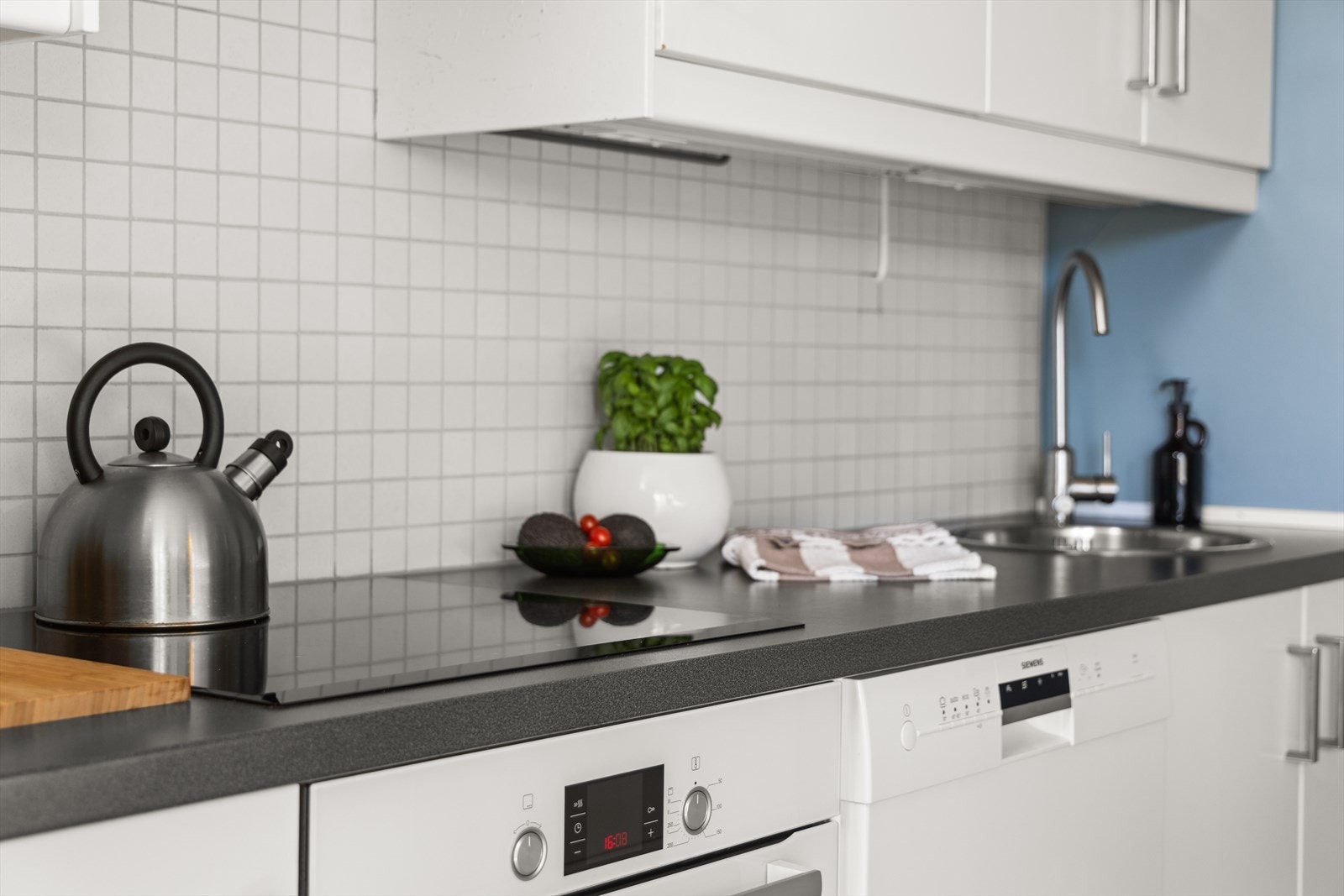 Flis over kjøkkenbenk gir enkelt renhold Galleribilde