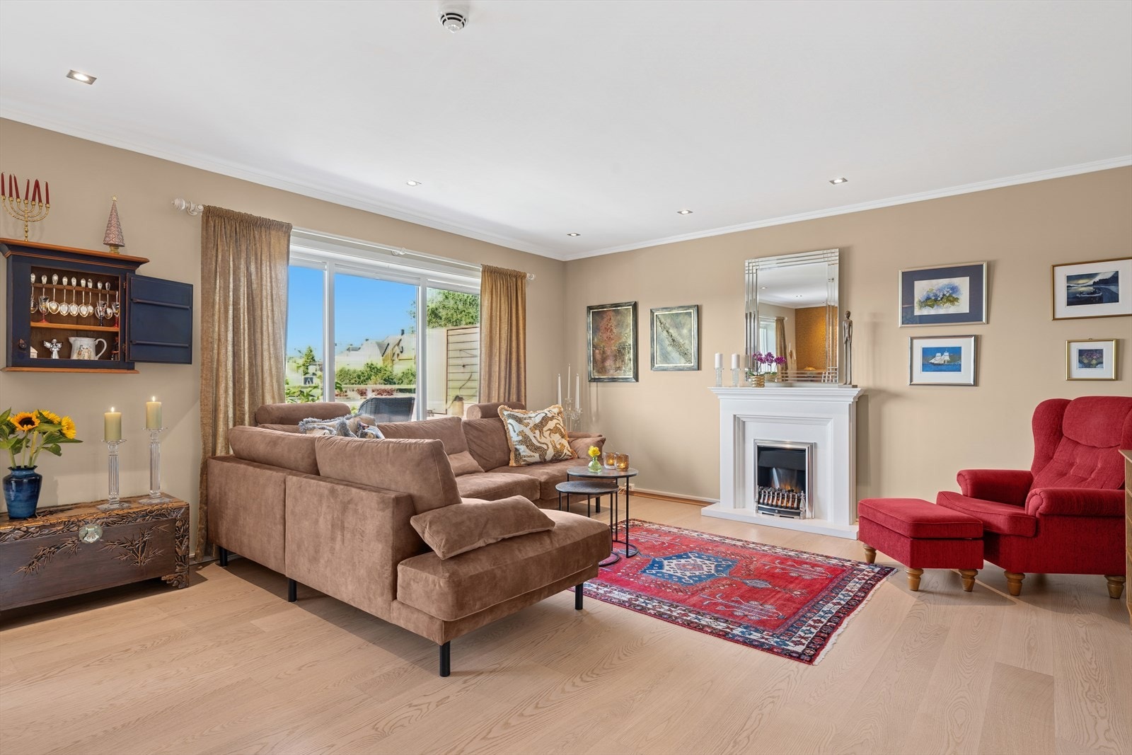 Balansert ventilasjon og vannbåren gulvvarme gir et behagelig inneklima året rundt. Galleribilde