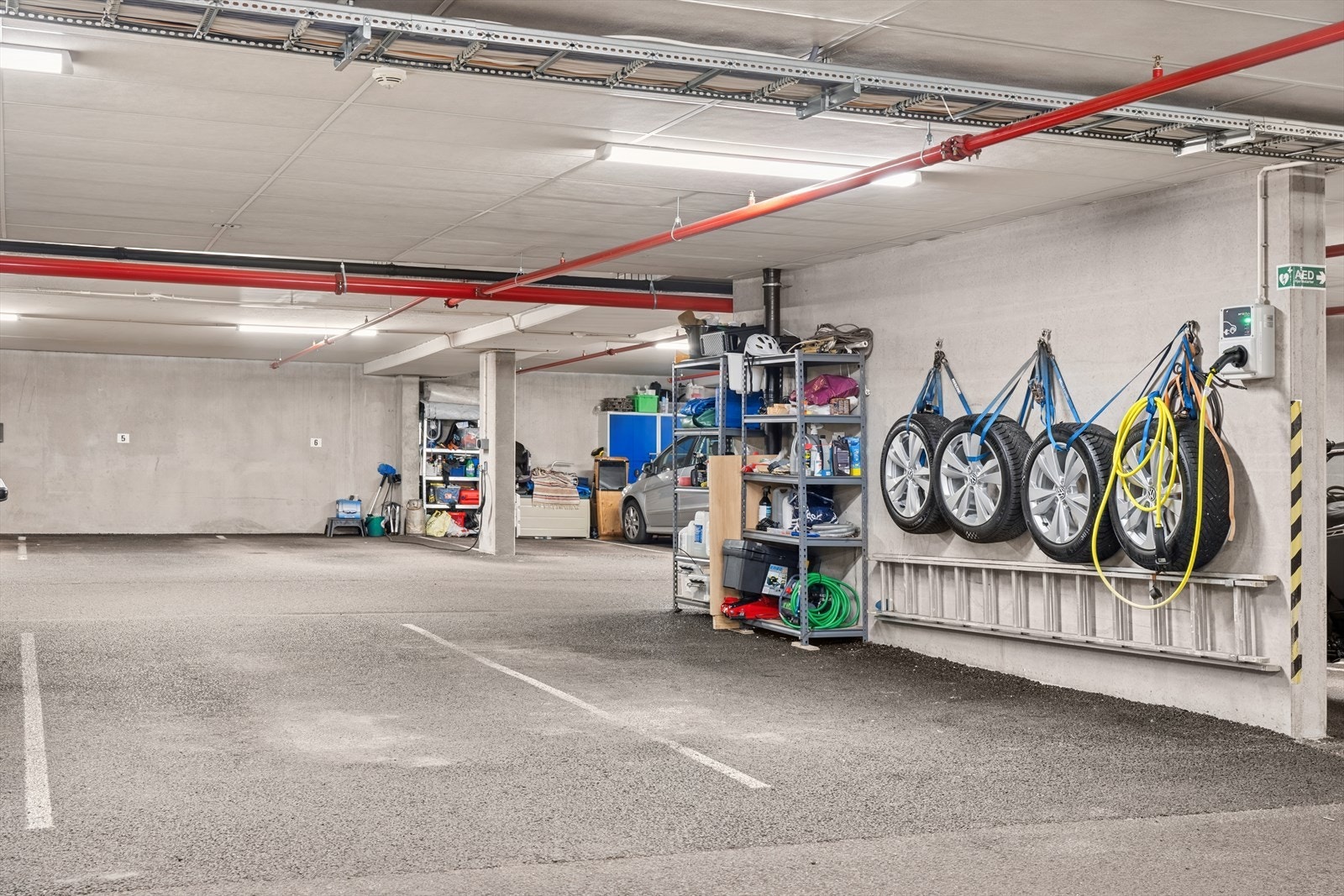 2 parkeringsplasser rett ved sidens av hverandre i felles garasjeanlegg med elbil-lader og heisadkomst til leilighetsplan. Galleribilde