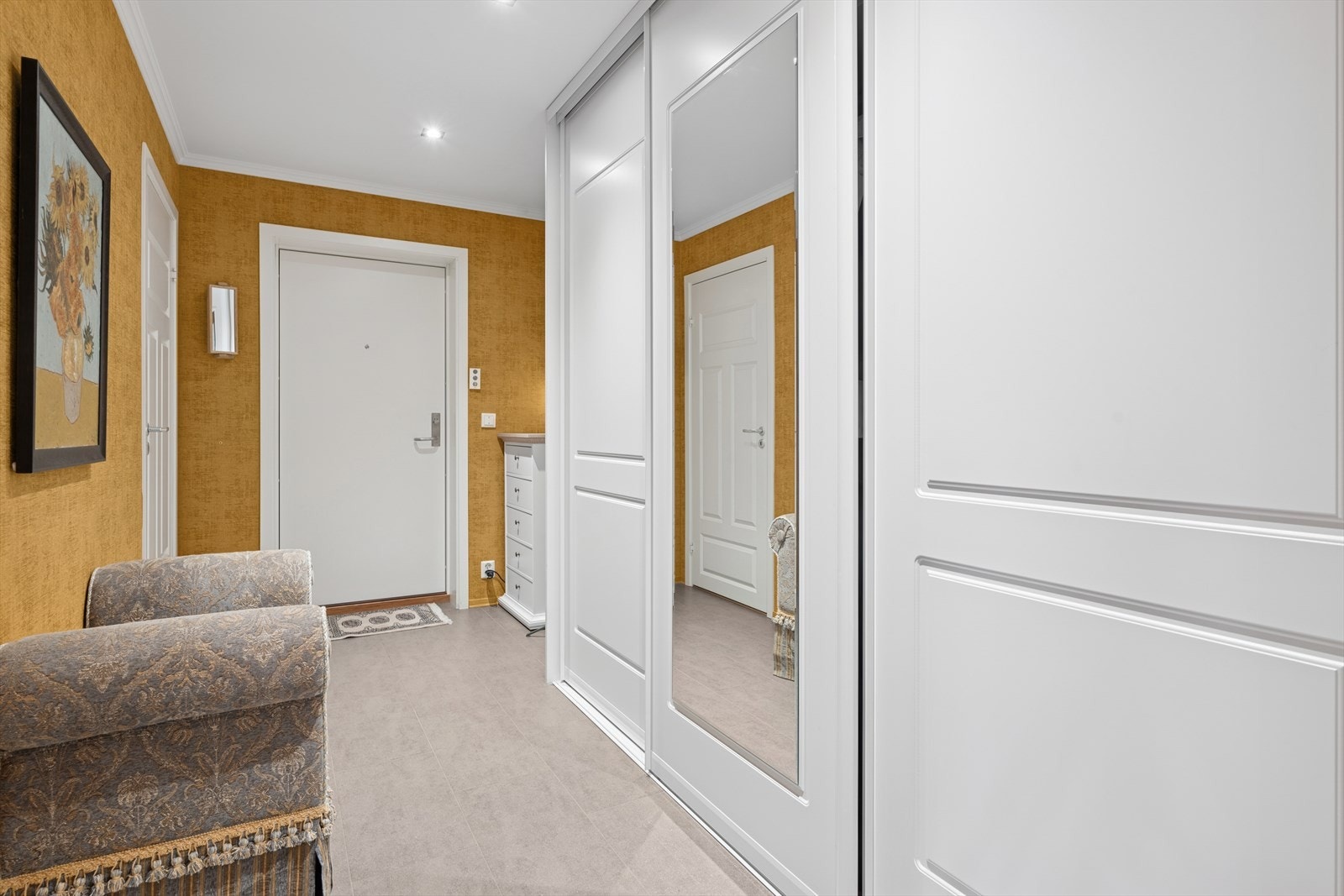 Velkommen inn! Gangen byr på romslig skyvedørsgarderobe og tilgang til innvendig bod. Galleribilde