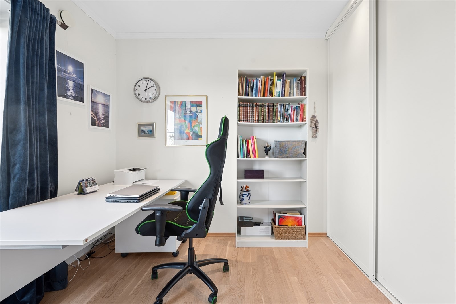 Lyst og rolig med vindu mot stille side - perfekt for god nattesøvn. Galleribilde