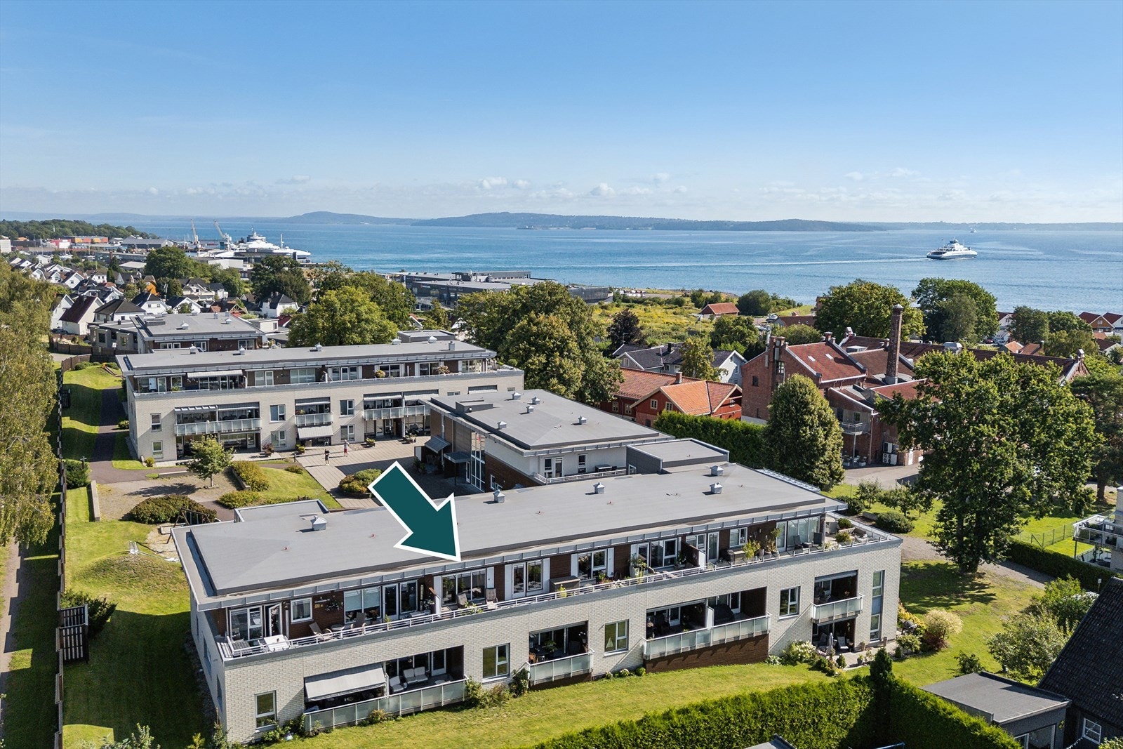 Leiligheten ligger fint til i øverste etasje med 42 kvadratmeter terrasse Galleribilde