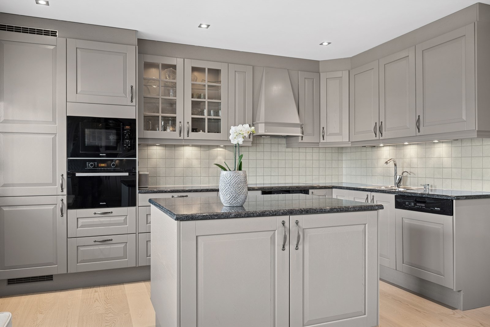 Granittbenkeplaten gir et eksklusivt preg og tåler daglig bruk med stil. Galleribilde