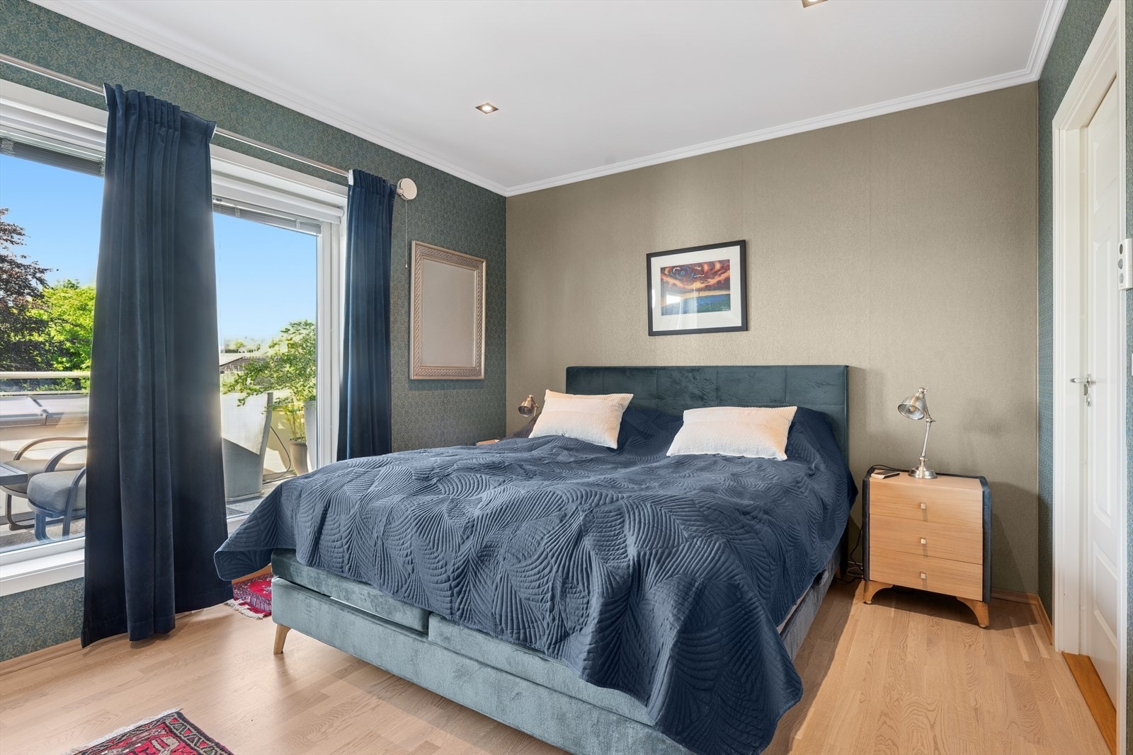 Hovedsoverommet har direkte utgang til terrassen - nyt morgenkaffen med fjordutsikt. Galleribilde