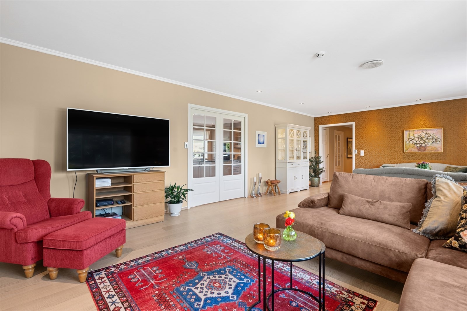 Rommet oppleves luftig og innbydende - Her får man plass, selv når hele familien kommer på besøk Galleribilde