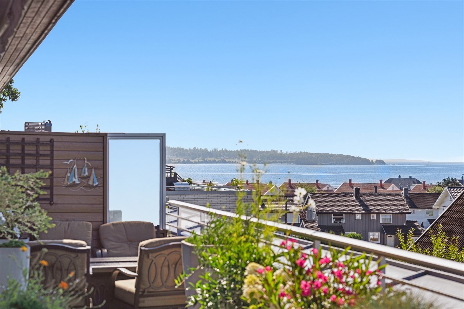 Rekkverk i glass og stål gir et stilrent uttrykk og maksimal utsikt. Galleribilde