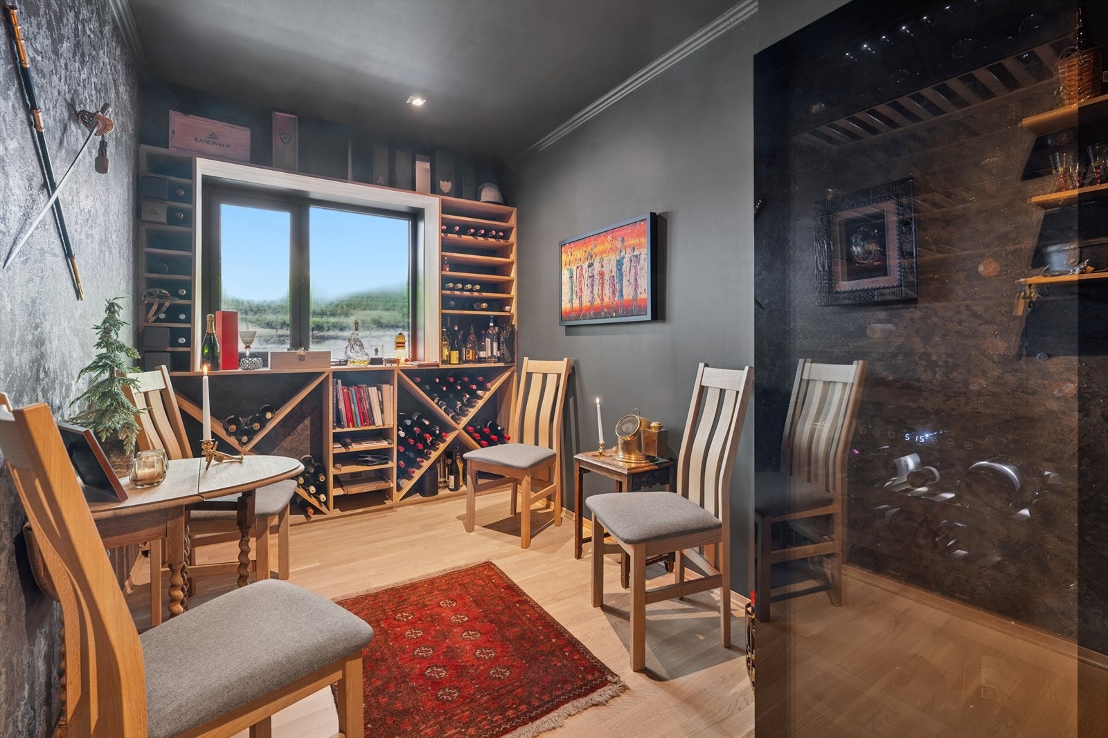 Soverommet er innredet som vinrom - en personlig og sofistikert detalj i boligen. Galleribilde