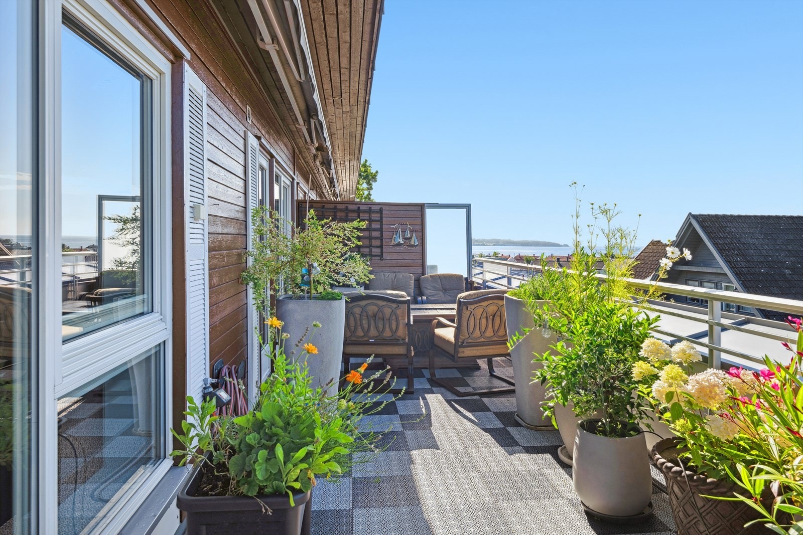 Elektriske markiser og utevannskran gir ekstra komfort. Galleribilde