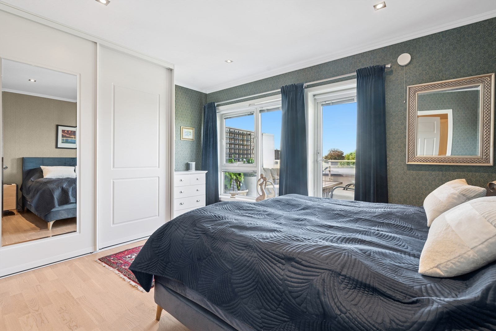 Romslig hovedsoverom med direkte tilgang til walk-in-closet og vaskerom. Galleribilde