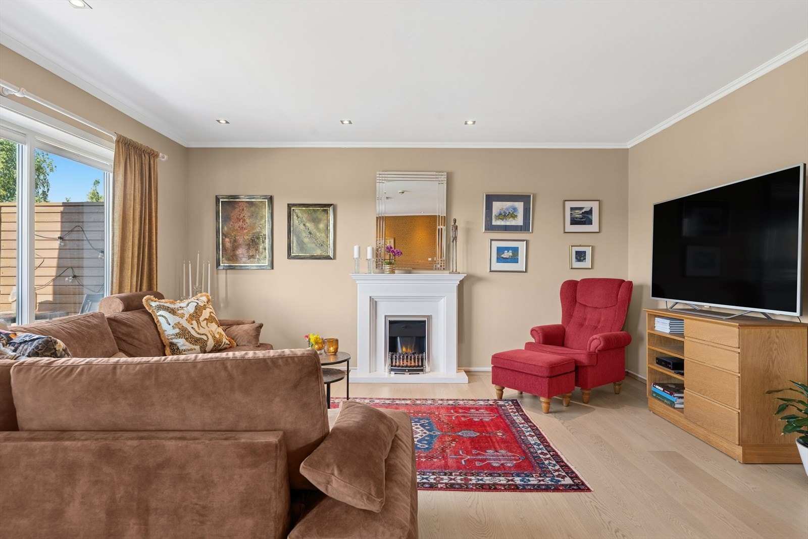 Moderne parkett og nøytrale farger gir et tidløst og elegant uttrykk. Galleribilde