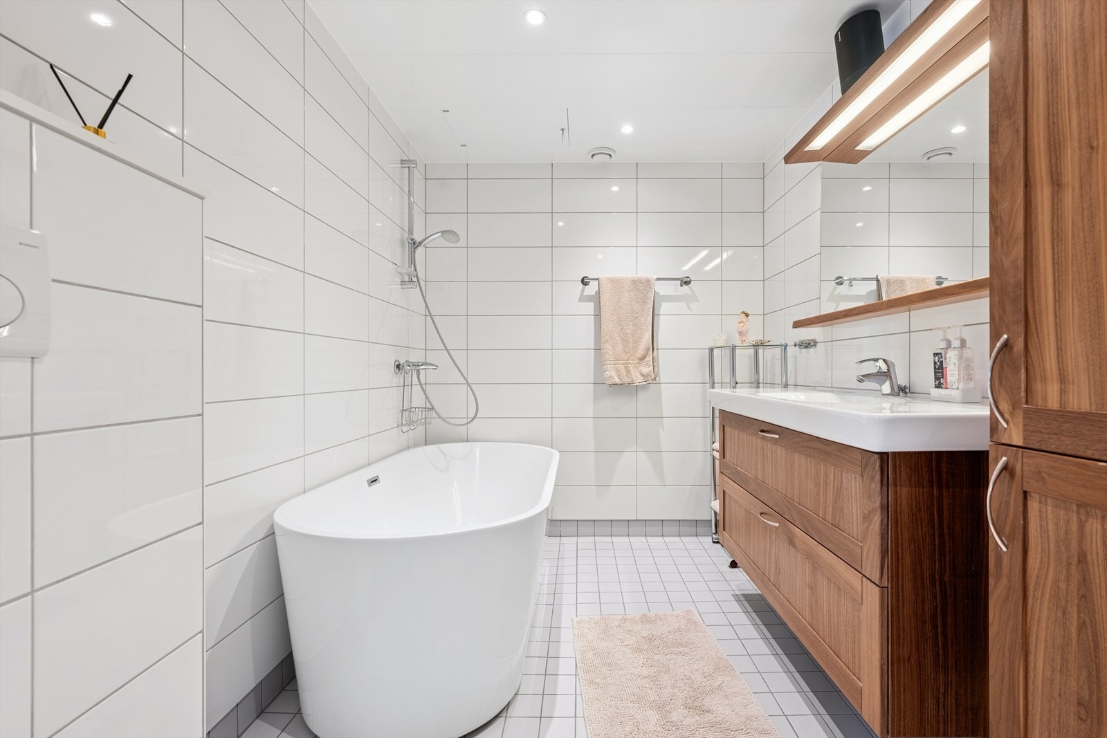 Helfliset bad med elektrisk gulvvarme, badekar og vegghengt toalett. Galleribilde