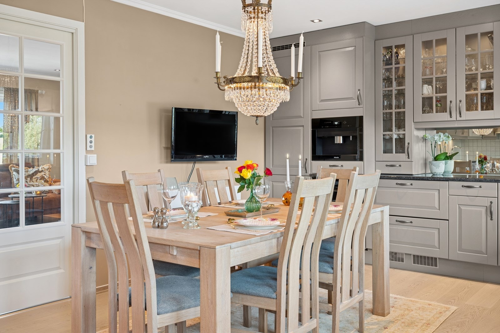 Kjøkkenet er utformet for både matlaging og sosialt samvær - her kan du være vert og kokk samtidig. Galleribilde